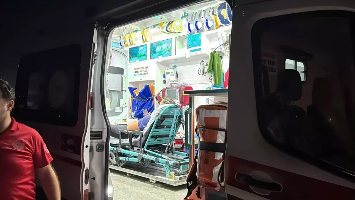 Kocaeli'de İşçileri Taşıyan Servis Minibüsü ile Otomobil Çarpıştı: 10 Yaralı