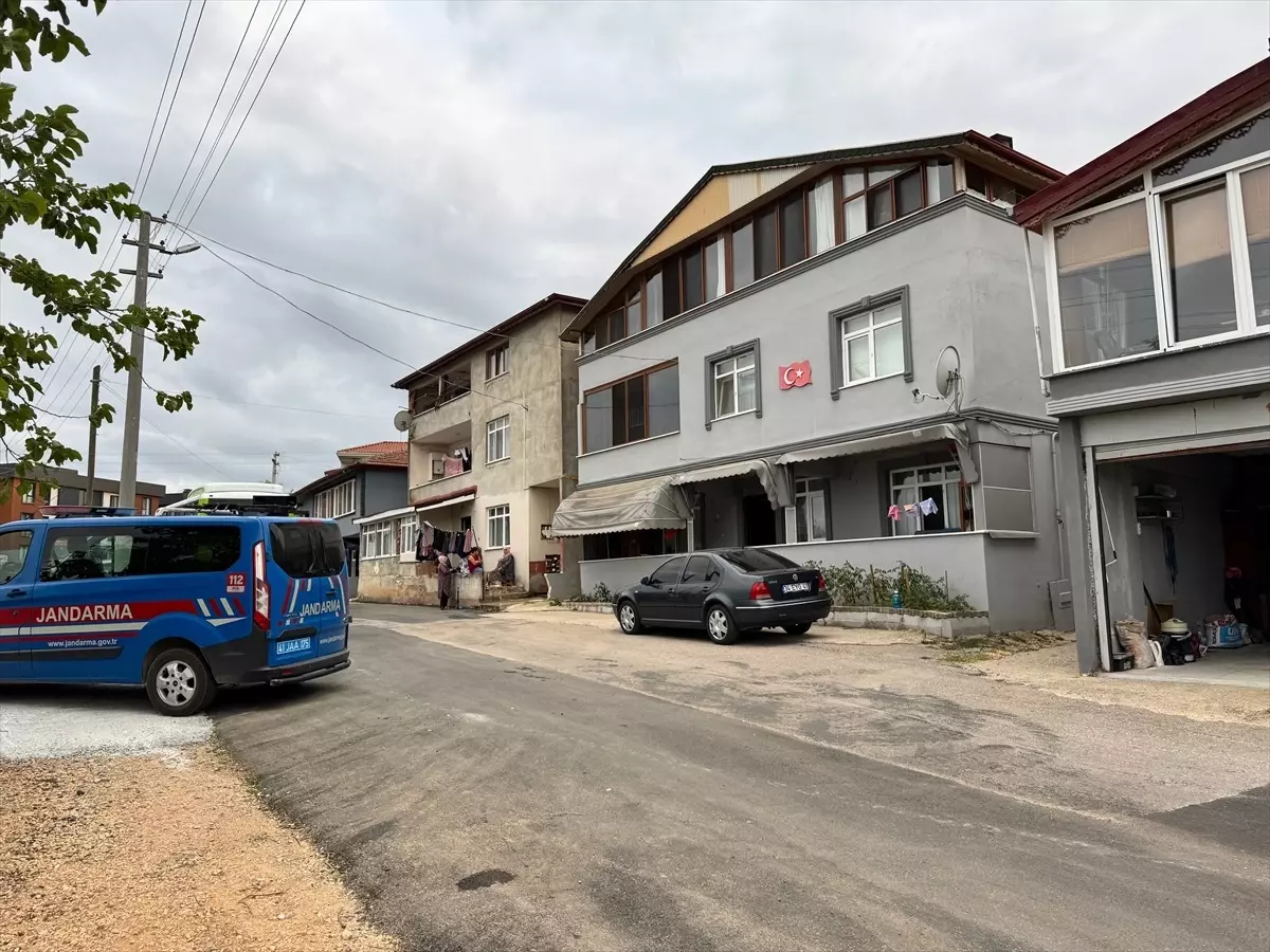 Kocaeli'de Akaryakıt İstasyonunda Silahlı Kavga: 5 Yaralı