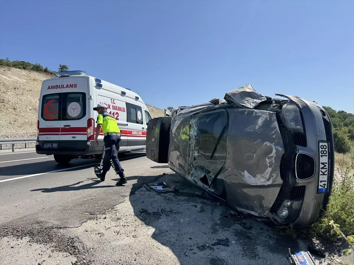 Kandıra'da Takla Atan Otomobildeki 5 Kişi Yara Almadan Kurtuldu