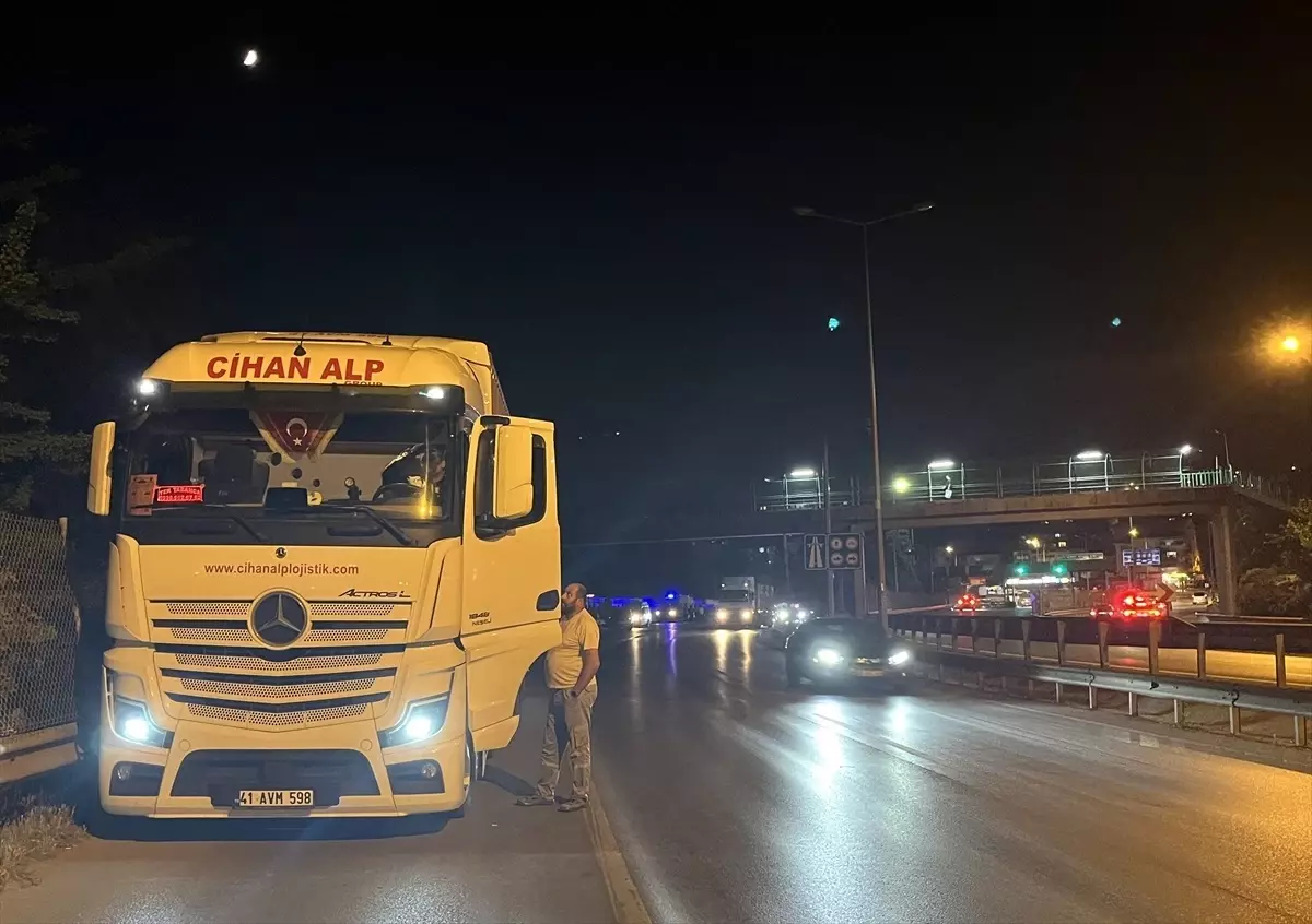 Kocaeli'nde Motosiklet Tırla Çarpıştı: 1 Ölü