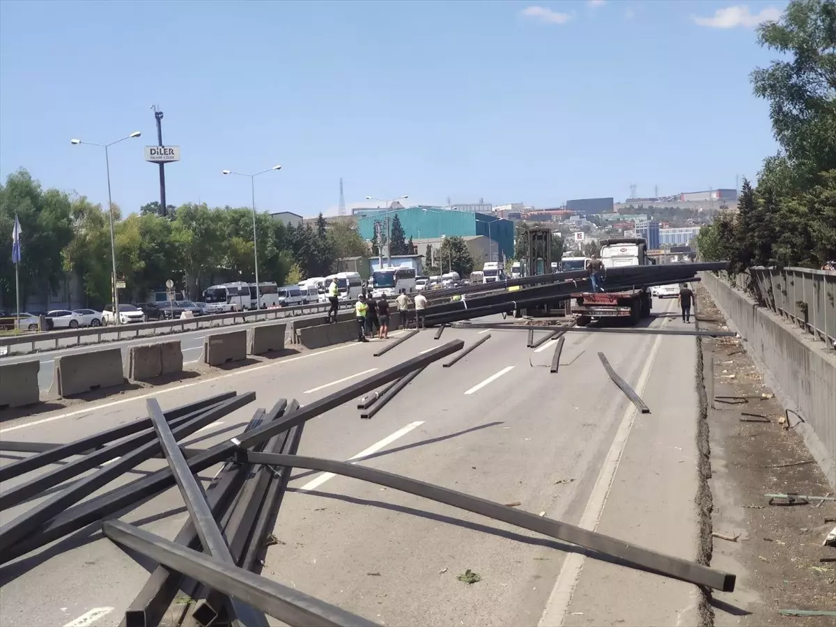 Kocaeli'de D-100 Kara Yolu Ulaşımına Demir Profiller Engeli