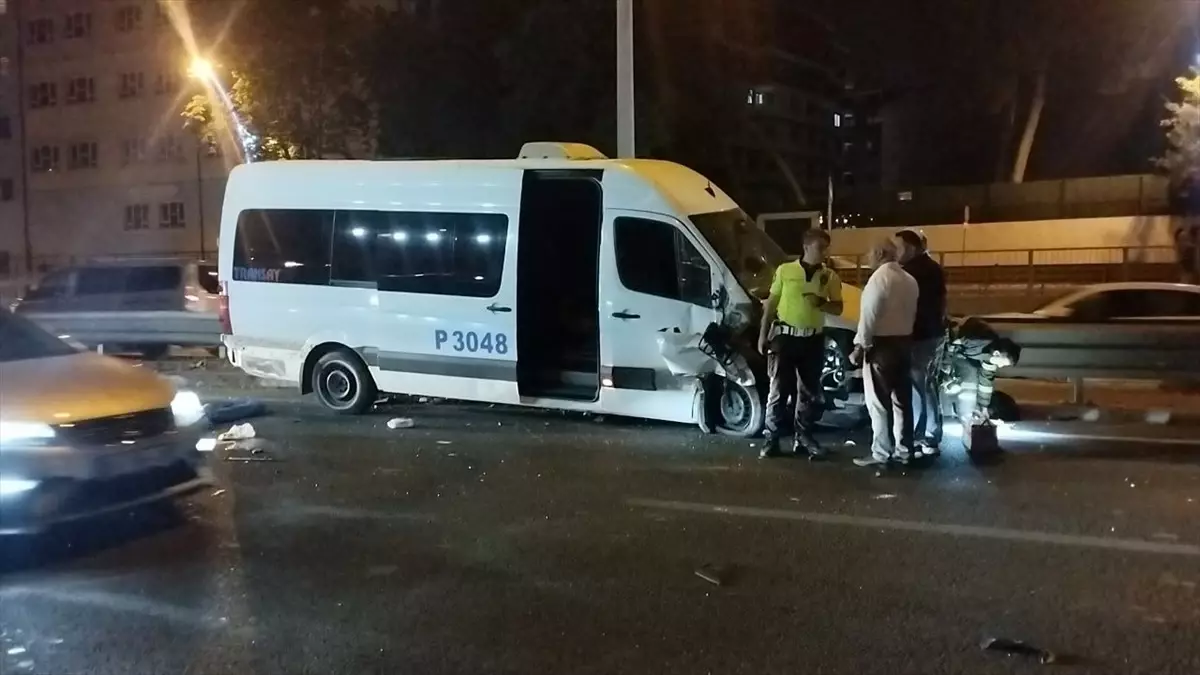 Gebze'de Trafik Kazası: 2 Yaralı