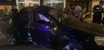Kocaeli'de Tramvay Yoluna Çıkan Otomobil Elektrik Direğine Çarptı, 2 Yaralı