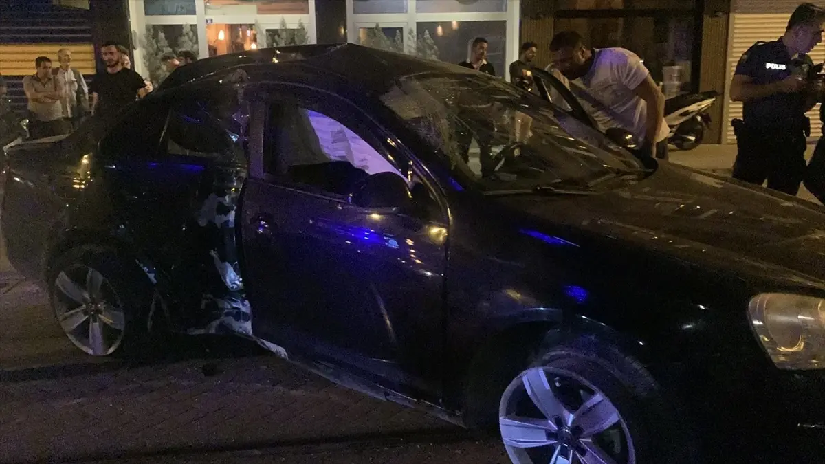 Kocaeli'de Tramvay Yoluna Çıkan Otomobil Elektrik Direğine Çarptı, 2 Yaralı