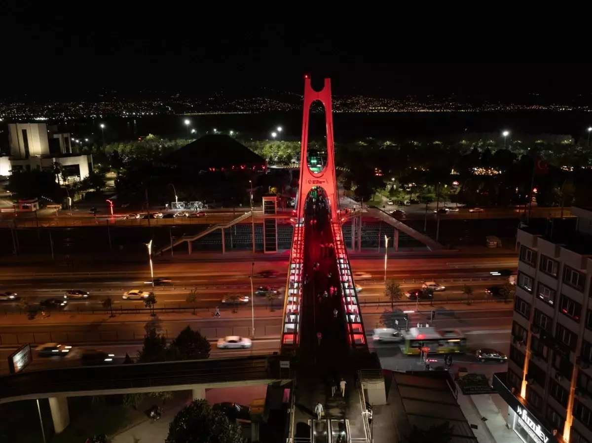 Kocaeli'de üst geçitler 'Terörsüz Türkiye'ye destek için Türk bayrağının renkleriyle ışıklandırıldı
