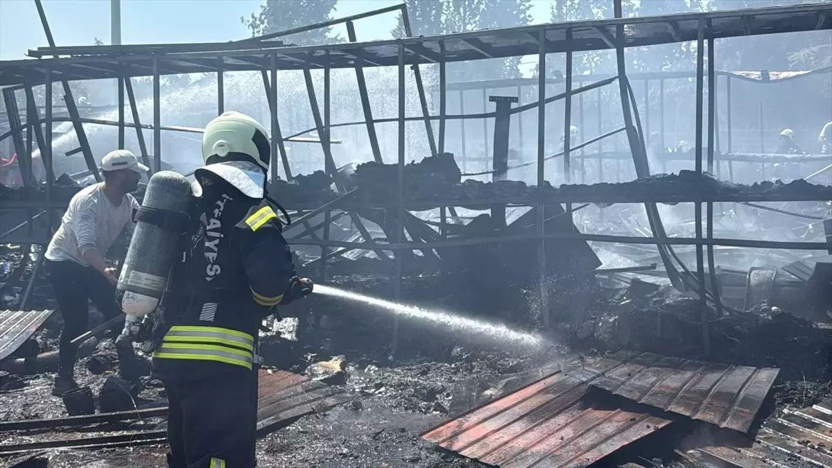 Kocaeli'nin Gebze ilçesinde Yediemin Deposunda Yangın Çıktı