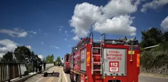 Kocaeli'de Otomobil Bariyeri Kırarak 3 Metreden Şarampole Düştü