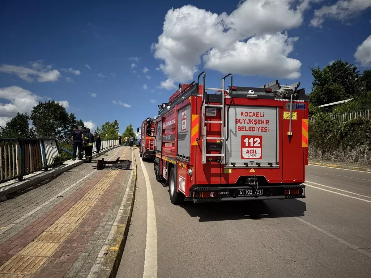 Kocaeli'de Otomobil Bariyeri Kırarak 3 Metreden Şarampole Düştü