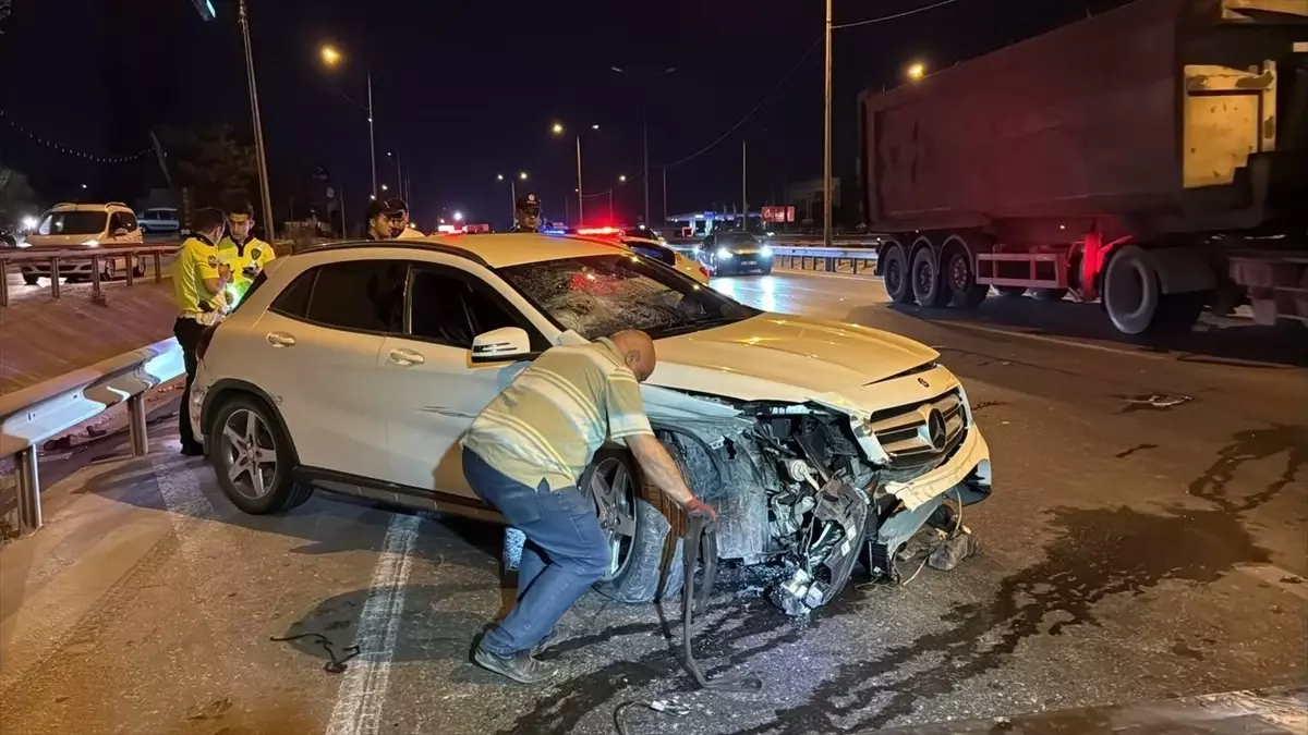 Gebze'de Otomobil ile SUV Çarpıştı: 2 Yaralı