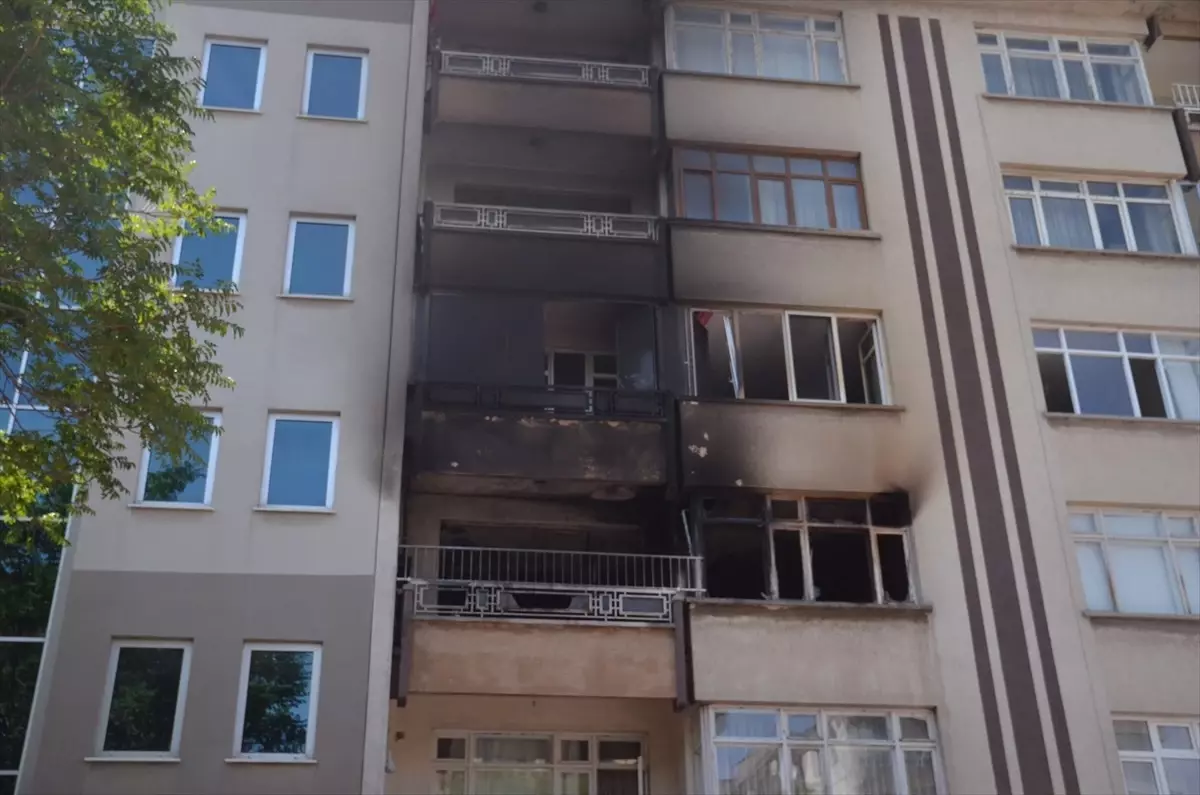 Konya'da Apartman Yangını: 5 Kişi Dumandan Etkilendi