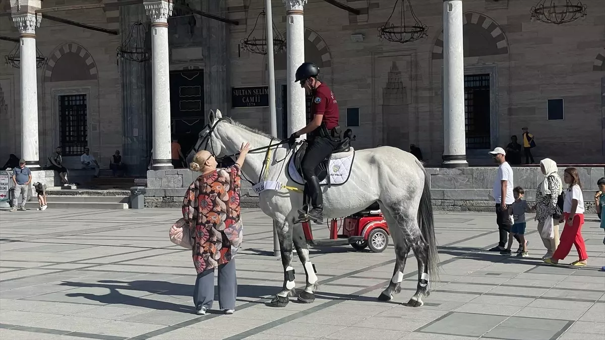 Konya'da Atlı Polisler Vatandaşların İlgi Odağı Oldu
