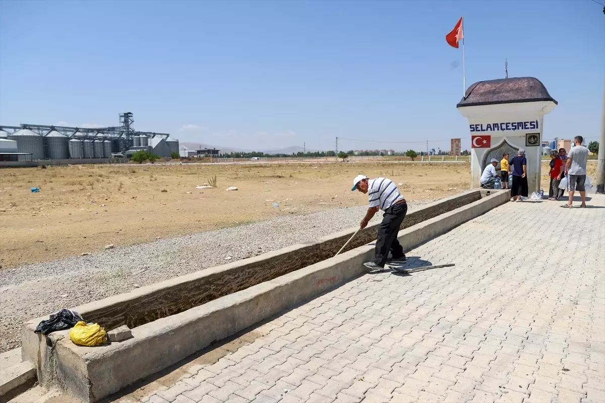 Gönüllü İnşaat Ustası, Yıkılmaya Yüz Tutmuş Çeşmeleri Yeniliyor
