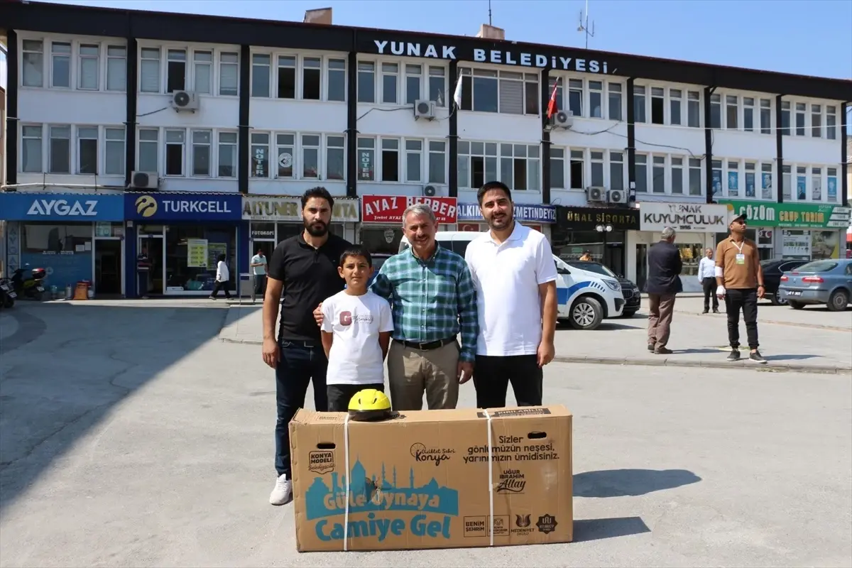 Konya'da 'Güle Oynaya Camiye Gel' Projesi Kapsamında Bisiklet Dağıtımı