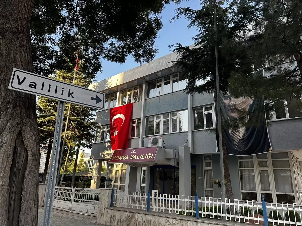 Konya'da kamu binalarına 'Terörsüz Türkiye'ye destek için Türk bayrakları asıldı