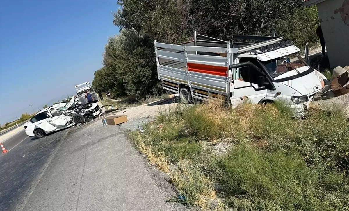 Konya'da Otomobil ve Kamyonet Çarpıştı: 1 Ölü, 5 Yaralı