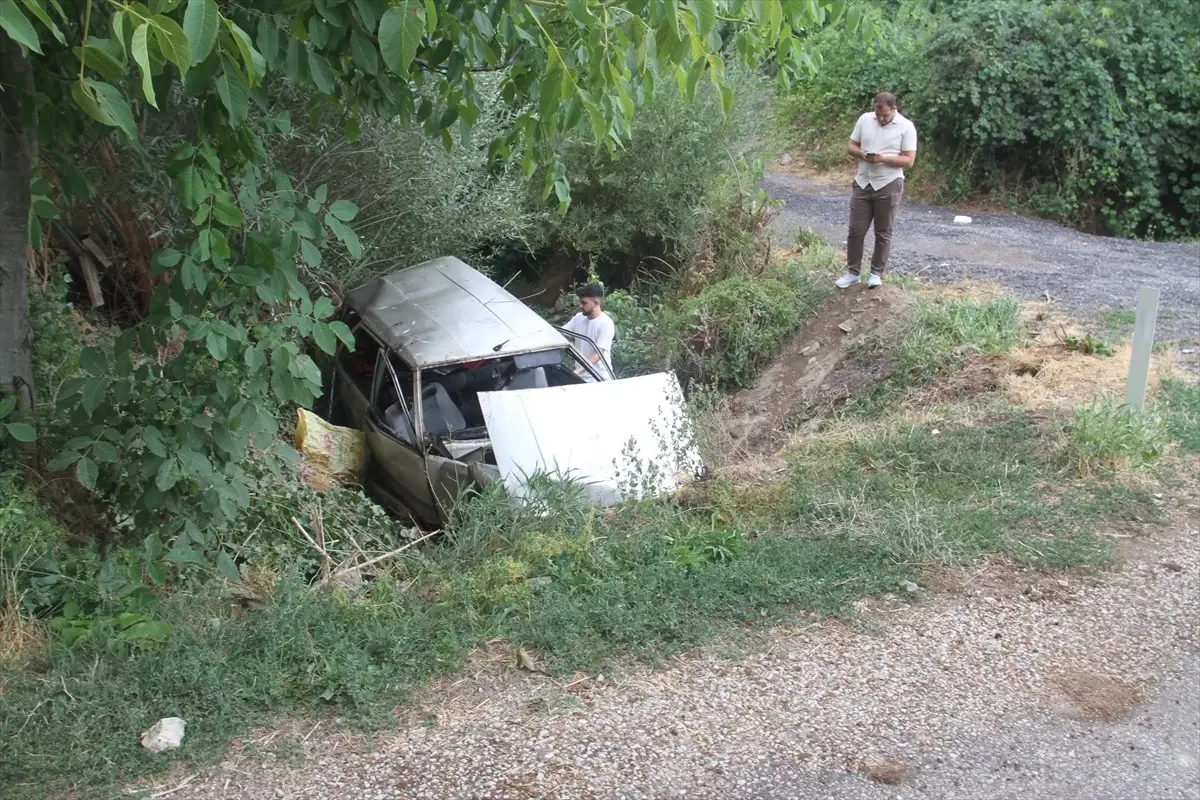Konya'da Su Kanalına Düşen Otomobilde 3 Kişi Yaralandı