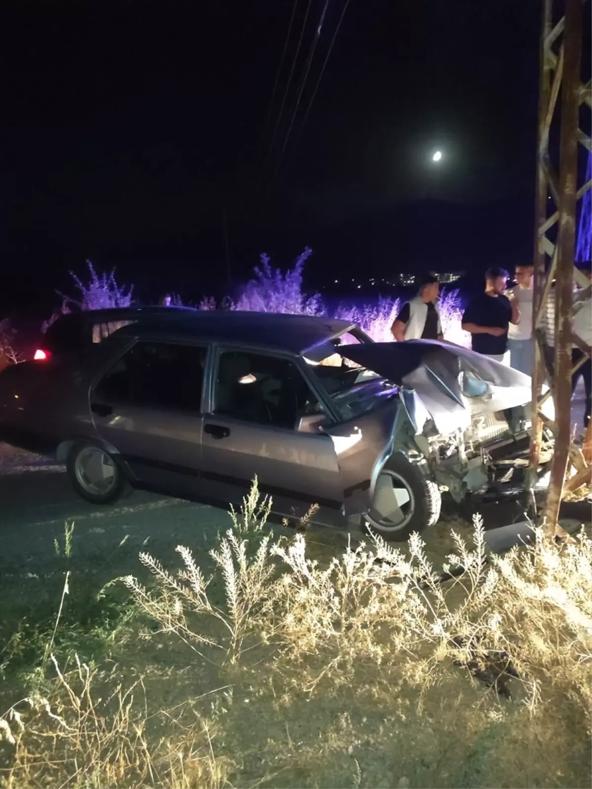 Konya'da Otomobil Elektrik Direğine Çarptı, 3 Yaralı