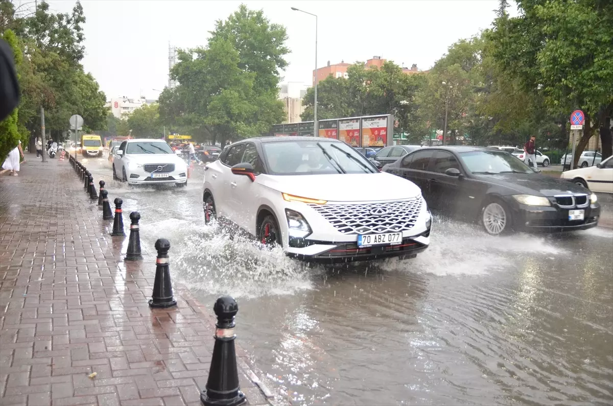 Konya'da Sağanak Yağış Hayatı Olumsuz Etkiledi