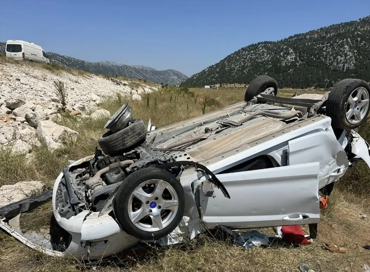 Konya'da Şarampole Devrilen Otomobilde 5 Yaralı