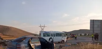Konya'da Tarım İşçilerini Taşıyan Minibüsle Otomobil Çarpıştı: 16 Yaralı