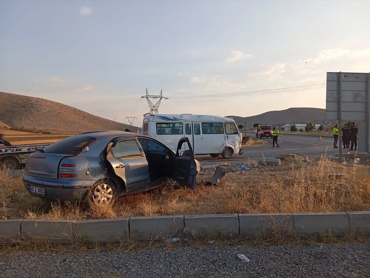 Konya'da Tarım İşçilerini Taşıyan Minibüsle Otomobil Çarpıştı: 16 Yaralı