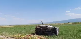 Karpuz Yüklü Kamyonet Devrildi: 3 Yaralı