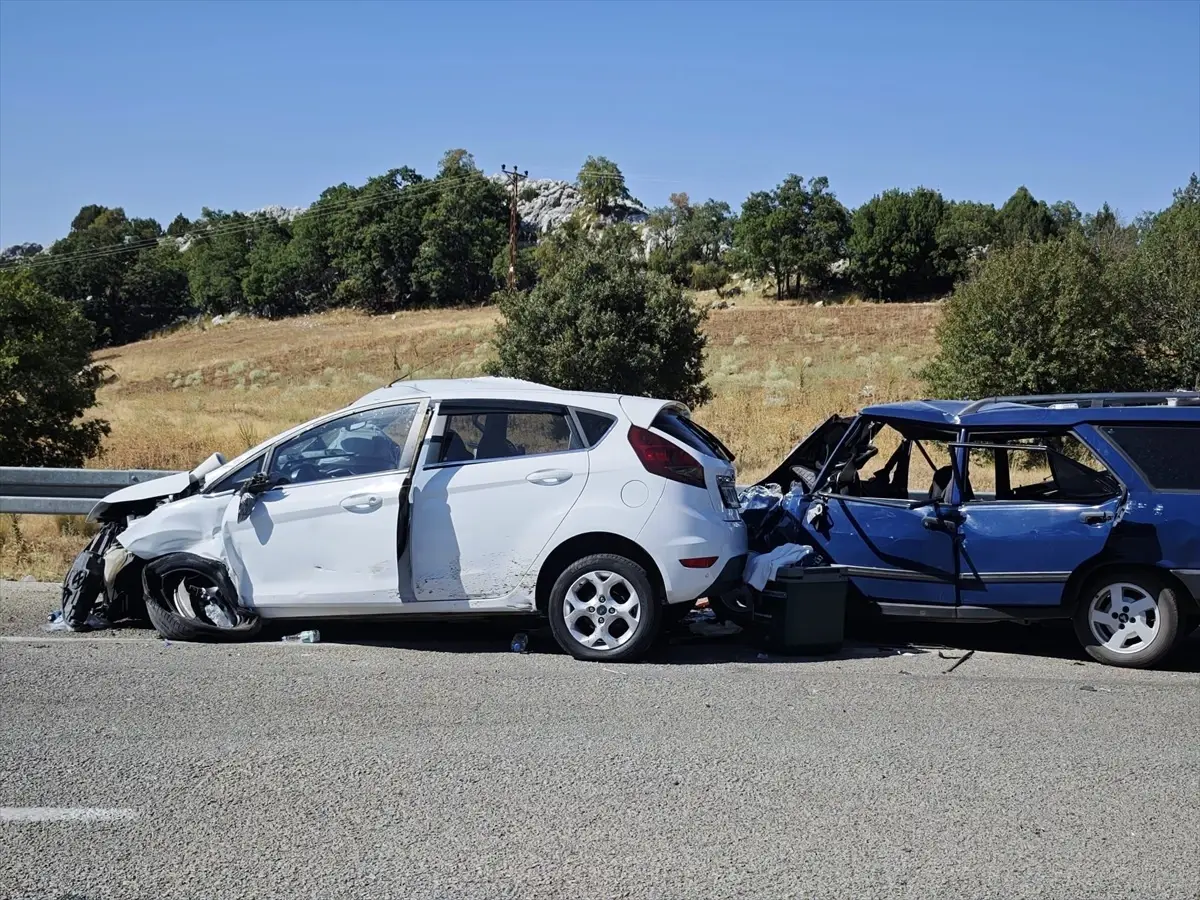 Beyşehir'de Üç Otomobilin Karıştığı Kaza: 7 Yaralı