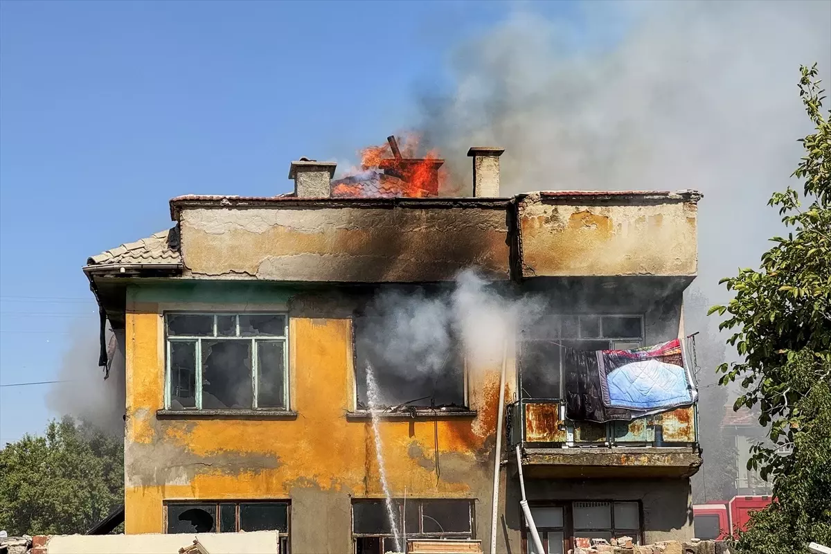 Konya'da Evde Yangın: 71 Yaşındaki Kadın Tüm Eşyalarını Kaybetti