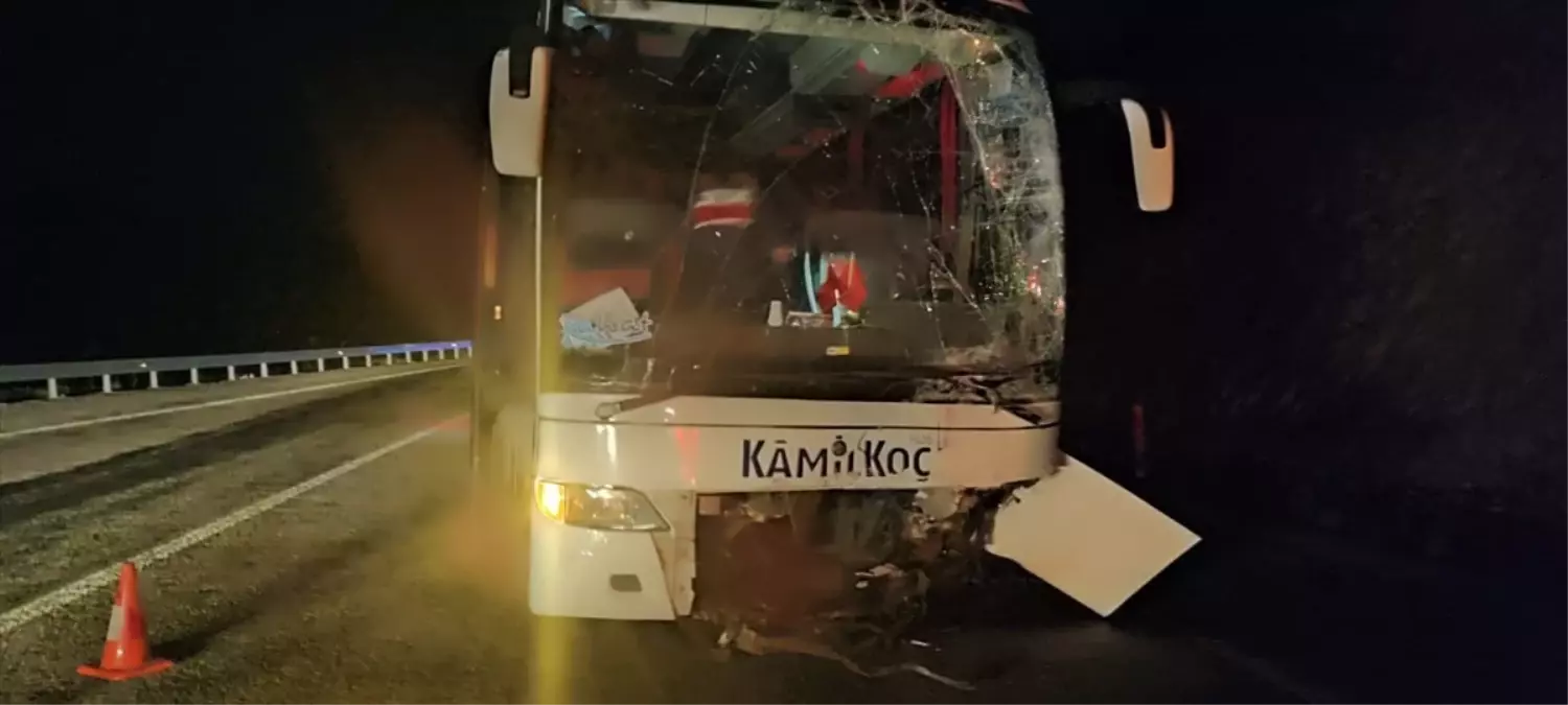 Konya'da Yolcu Otobüsü ile Otomobil Çarpıştı: 1 Ölü, 8 Yaralı