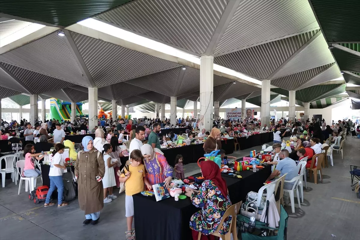 Konya'da 2. El Oyuncak Pazarı ile Çocuklar Girişimcilik Öğreniyor