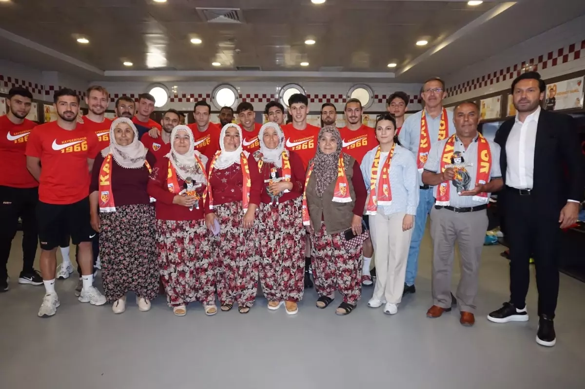 Kayserispor'a El Emeği Bez Bebek Hediye Edildi