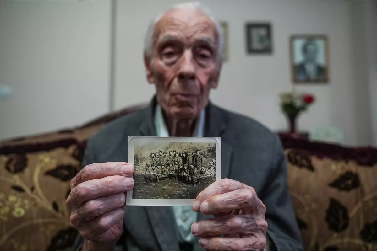 Kore Savaşı'nda bandocu olarak görev yapan İzmirli gazi, şehitler için çaldıkları marşları unutamıyor