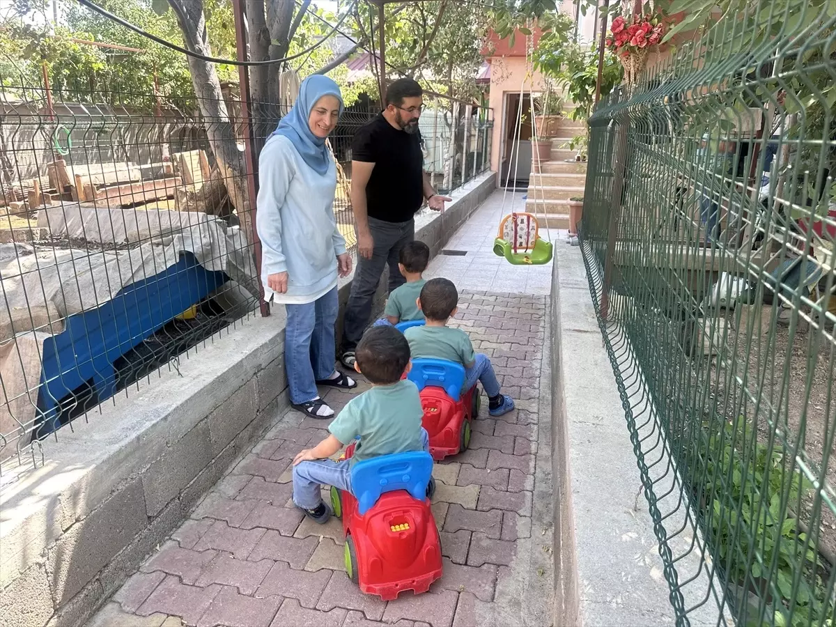 Konya'da Üçüzleri Sahiplenen Aile, Mutluluğunu Paylaşıyor