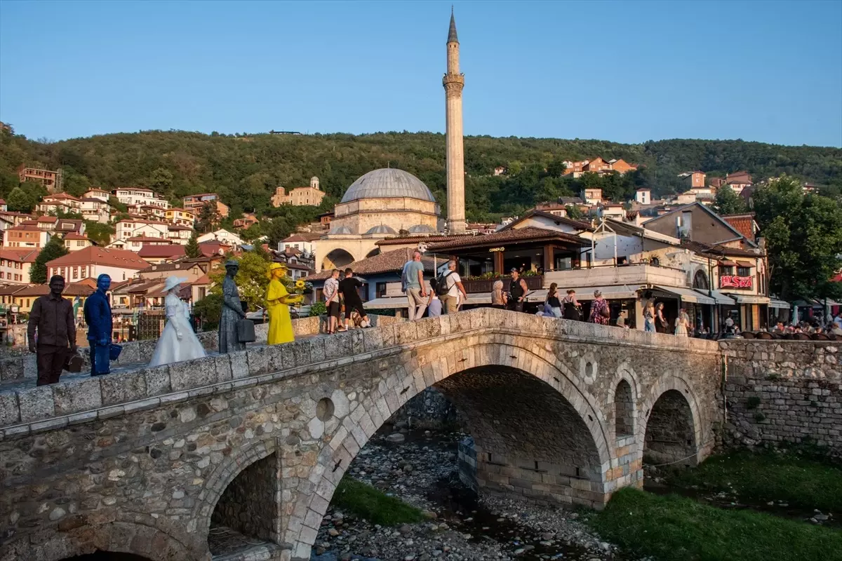 Prizrenfest'te Canlı Heykel Performansı Yoğun İlgi Gördü