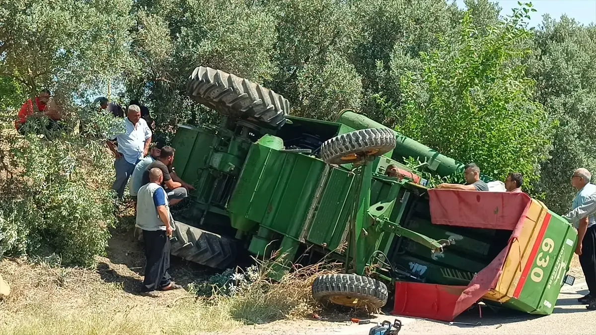 Adana'da Biçerdöver Devriildi: 2 Yaralı