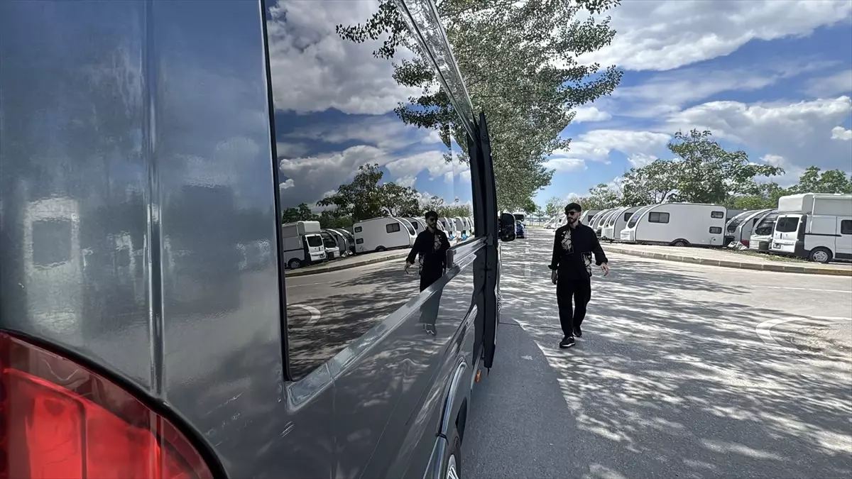 Mobil Kuaför Minibüsü ile Sokaklarda Hizmet Veriyor