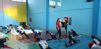 Antrenör Esra Kibaroğlu: Hem Bebeğiyle Hem Sporcularla İlgileniyor