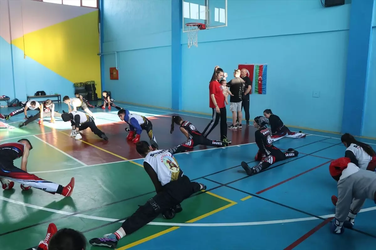 Antrenör Esra Kibaroğlu: Hem Bebeğiyle Hem Sporcularla İlgileniyor