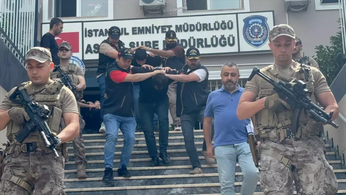 Küçükçekmece'de Silahlı Kavga: 3 Gözaltı, 2 Yaralı