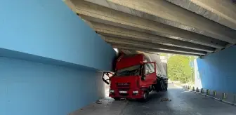 Küçükçekmece'de Kamyon Alt Geçide Çarptı, Sürücünün Oğlu Yaralandı