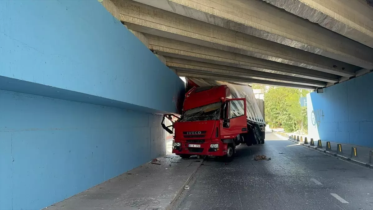 Küçükçekmece'de Kamyon Alt Geçide Çarptı, Sürücünün Oğlu Yaralandı