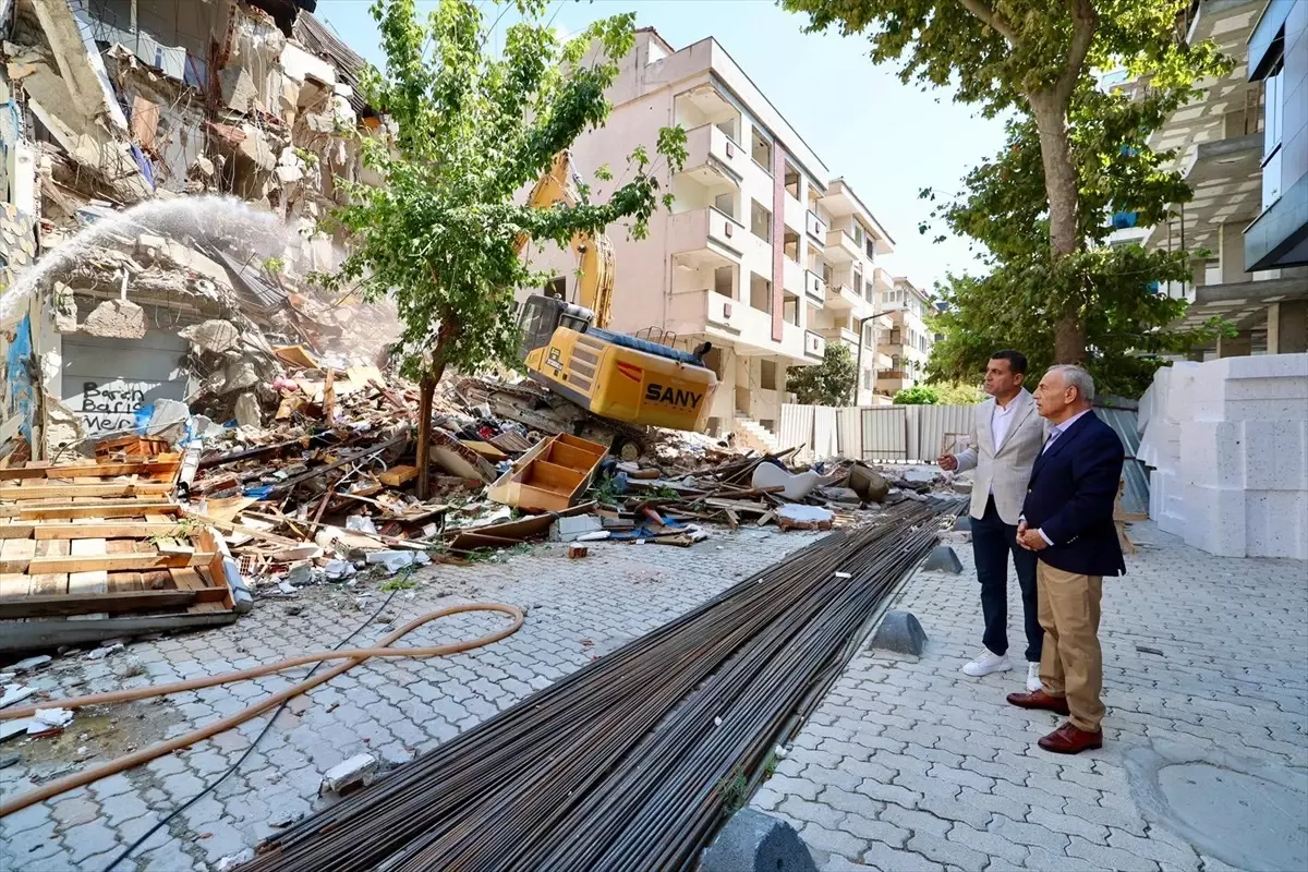 Küçükçekmece'de Kentsel Dönüşüm Yıkımları Başladı