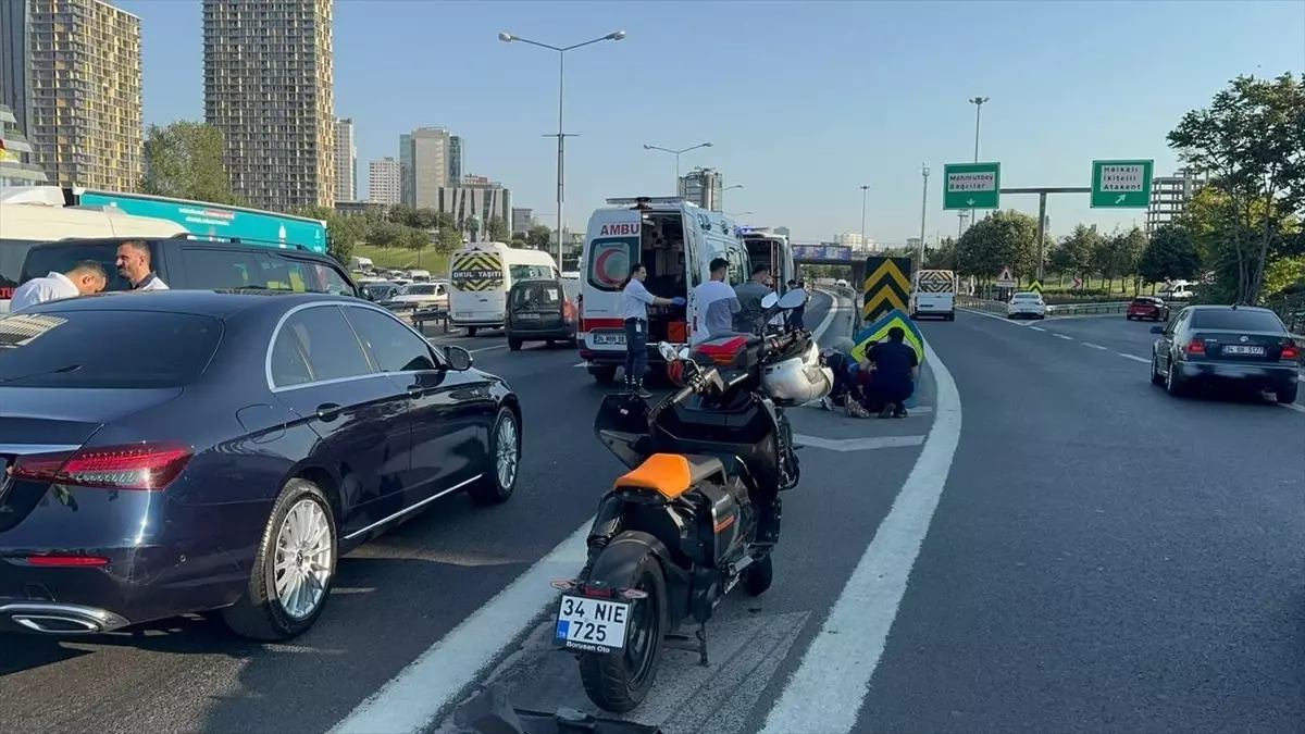Küçükçekmece'de Motosiklet Kazası: Sürücü Yaralandı