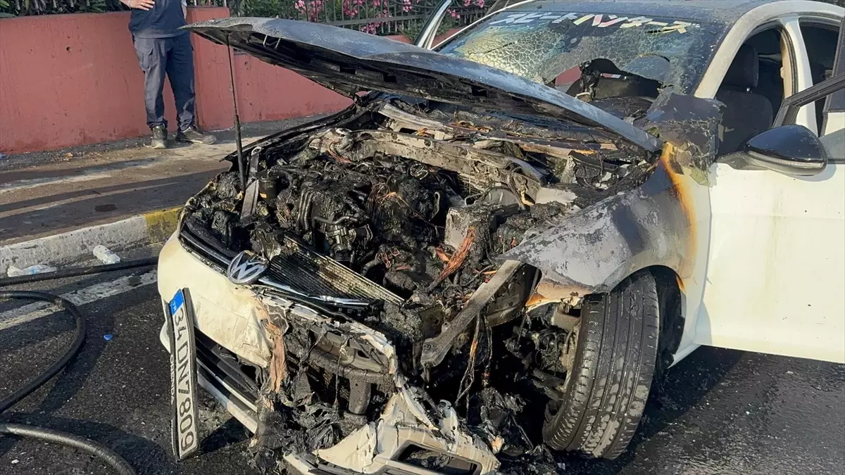 Küçükçekmece'de Seyir Halindeki Otomobilde Yangın