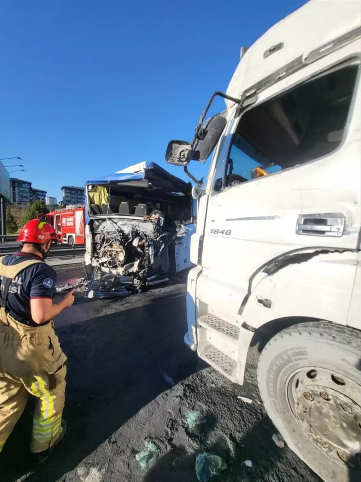 Küçükçekmece&apos;de Zincirleme Trafik Kazası: 1 Ölü, Çok Sayıda Yaralı