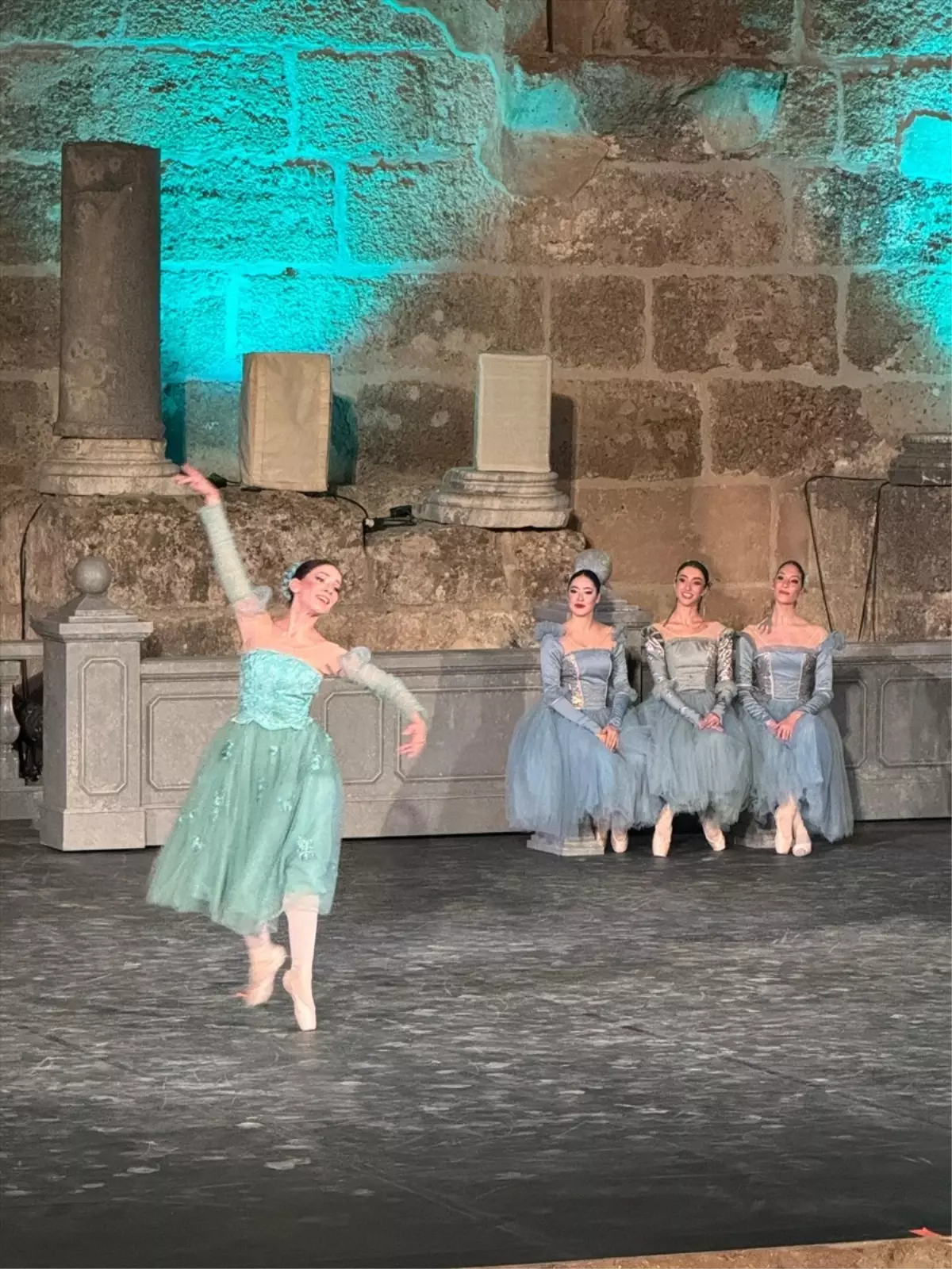 Kuğu Gölü Balesi, 32. Uluslararası Aspendos Opera ve Bale Festivali'nde Sahnelendi