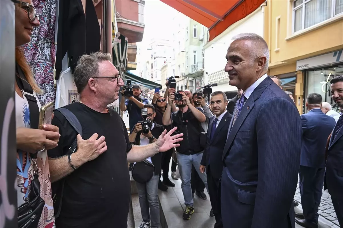 Kültür ve Turizm Bakanı Ersoy, Beyoğlu'nda Esnafı Ziyaret Etti