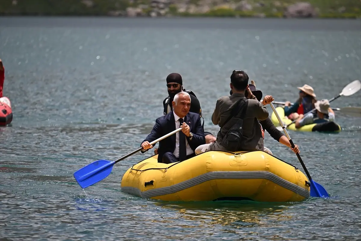 Kültür ve Turizm Bakanı Ersoy, Hakkari'de Sat Buzul Gölleri'nde botla gezinti yaptı Açıklaması