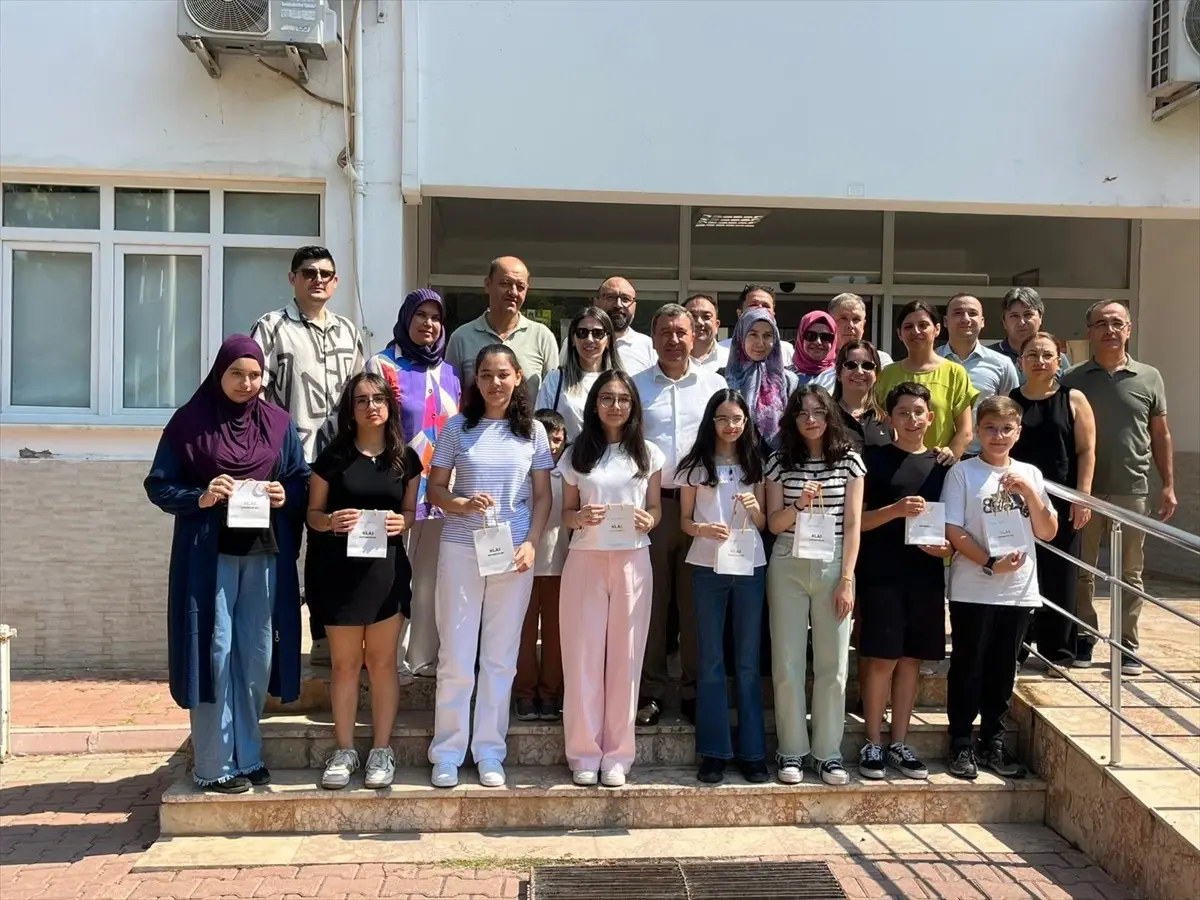 Kumlucalı Öğrenciler LGS'de Başarı Göstererek Altınla Ödüllendirildi