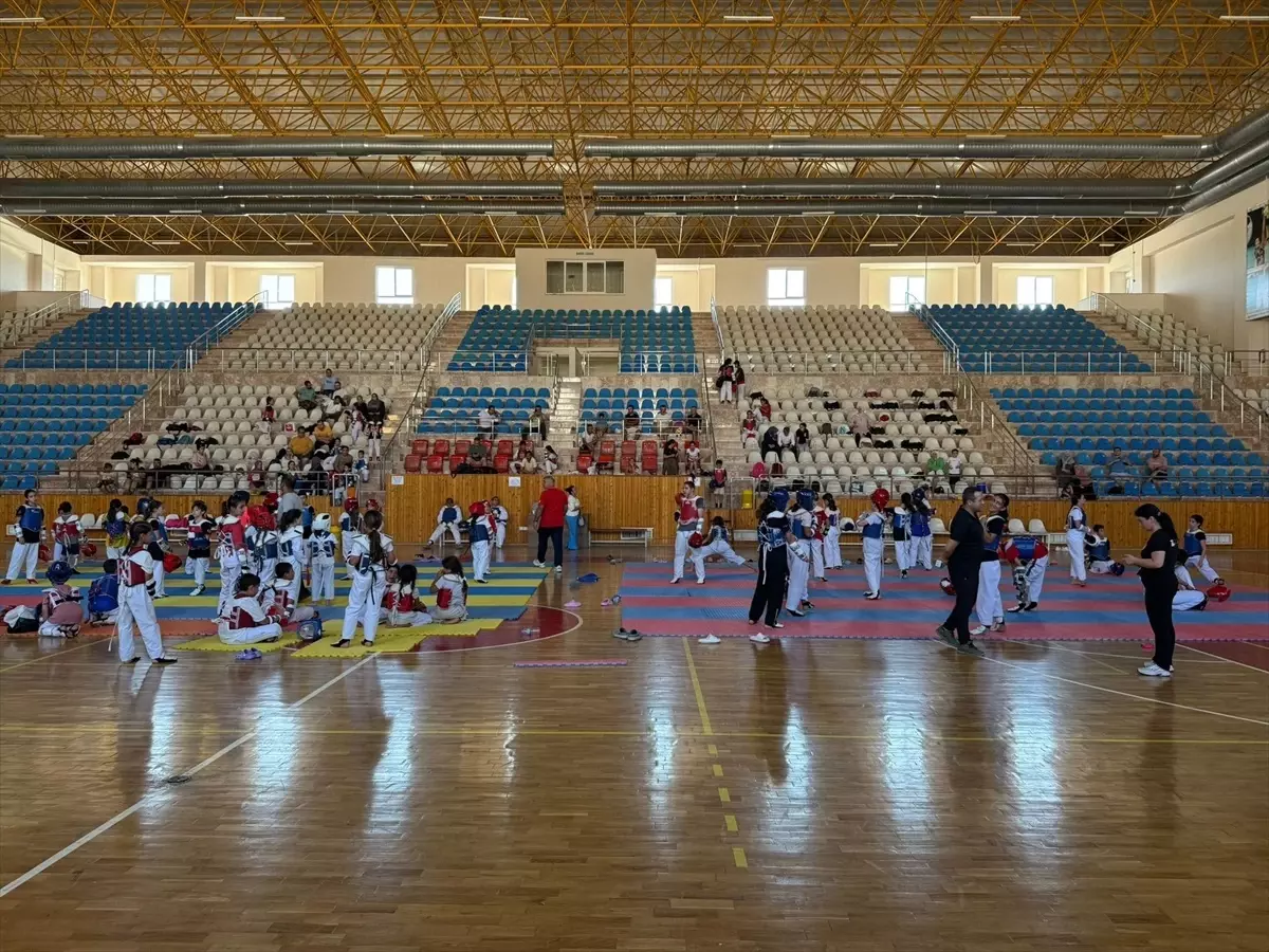 Kumluca'da Tekvando Antrenörleri ve Sporcuları Bir Araya Geldi